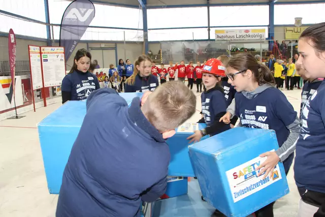 Höchste Konzentration beim Gefahrstoff-Würfelpuzzle. | Foto: KZS/AUVA M. Lippitsch