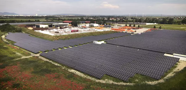 Ab Juni 2025 gibt es in Österreich eine neue Förderung für Photovoltaiksysteme, den "Made in Europe"-Bonus. Dieser soll europäische Hersteller wettbewerbsfähiger gegenüber den asiatischen Anbietern machen. | Foto: Wien Energie/Johannes Zinner