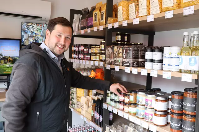 Alle Produkte kommen von Lieferanten aus einem Umkreis von maximal 35 Kilometern, erzählt Gründer Fabian Steinlechner. | Foto: Nimpf