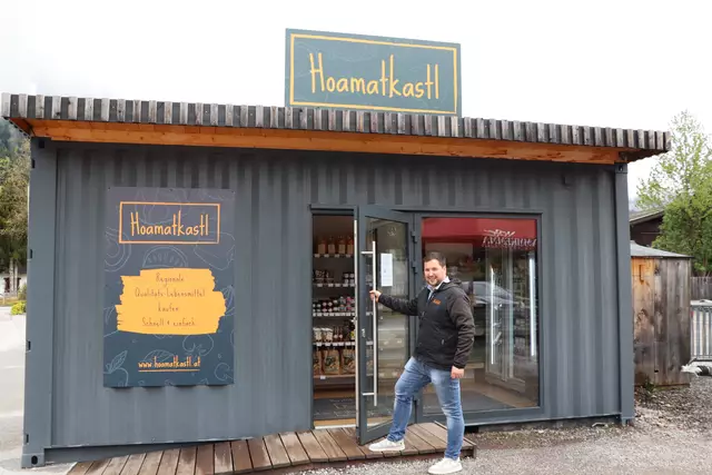 Hereinspaziert in den Container voller Heimat: Hoamatkastl-Gründer Fabian Steinlechner lässt im Interview mit MeinBezirk hinter die Kulissen blicken. | Foto: Nimpf