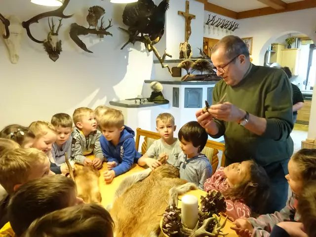 Jäger Hubert zeigte den Kindern, wo die Waldtiere ein Zuhause finden. | Foto: Stadt Waidhofen