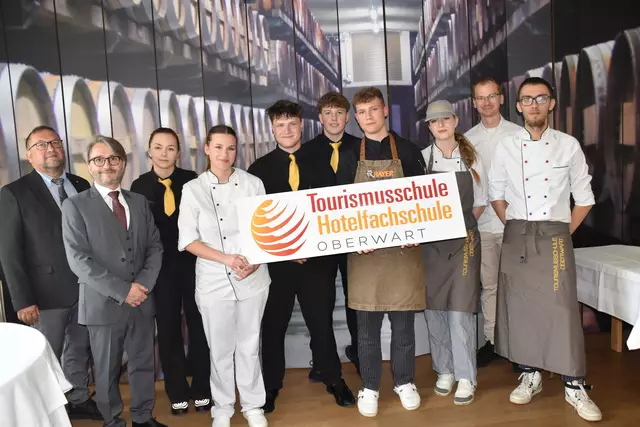 Die Prüflinge der Hotelfachschule mit den Prüfern am Mittwoch | Foto: Michael Strini