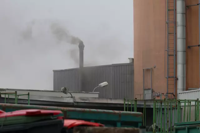 Im Welser Industriegebiet begannen Lösungsmittel in einem Container eines Abfallunternehmens zu brennen – die Feuerwehr führte einen Löschangriff durch. | Foto: laumat.at