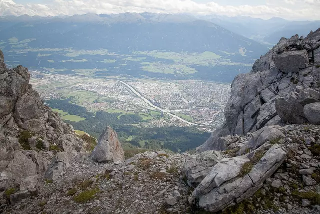 Innsbruck wurde in sechs Schlüsselkategorien wie Bürger, Politik, Umweltschutz, Wirtschaft, Gesundheitswesen und Mobilität bewertet, die durch 26 Unterkategorien wie das Bildungssystem, die Verfügbarkeit von Grünflächen oder den Zugang zu kulturellen Einrichtungen weiter differenziert werden. | Foto: pixabay/Julie Kolibrie