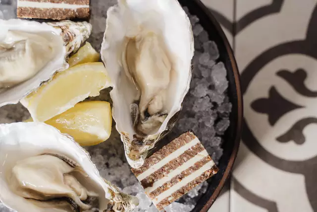 Edle Appetithäppchen: Austern mit Chesterbrot | Foto: Philipp Lihotzky