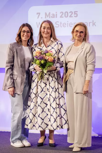 Elke Jantscher-Schwarz (m) übergab das Zepter an Celina Dohr (l.), hier gemeinsam mit WKO-Vizepräsidentin Gabriele Lechner. | Foto: Verena KAiser