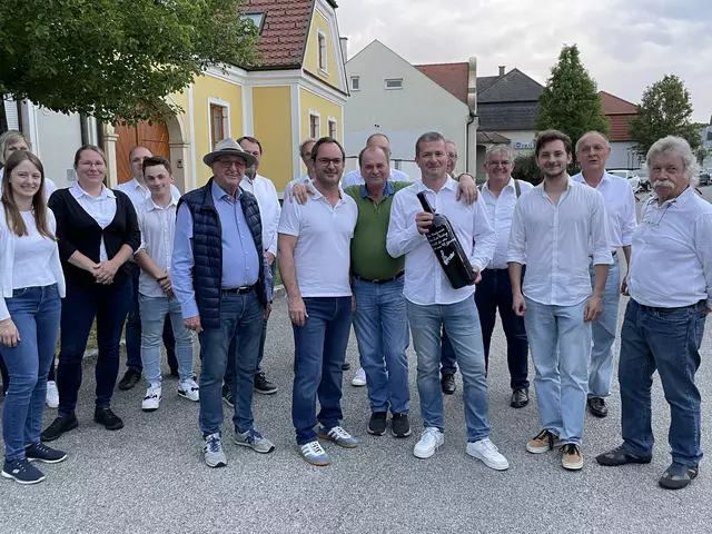 Kapellmeister Balàzs Ferenczi wurde im Rahmen des Feuerwehrheurigen Raiding vom Musikverein Franz Liszt Raiding mit herzlichen Glückwünschen und musikalischen Klängen zu seinem 45. Geburtstag gefeiert. | Foto: Markus Landauer