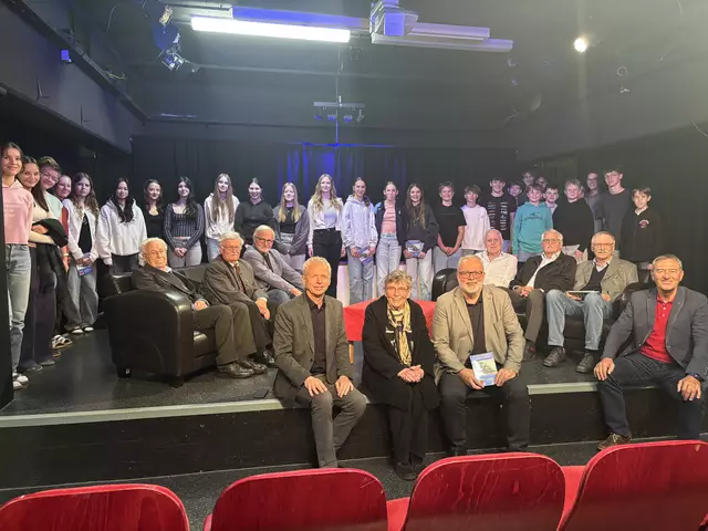 Das neue Heft des Bezirksheimatvereins wurde mit Schülern und Autoren im Kellertheater des Rohrbach Gymnasiums präsentiert. | Foto: MeinBezirk