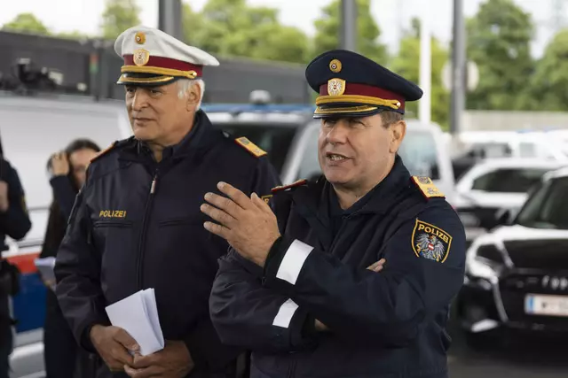 Bundespolizeidirektor Takacs mit dem Leiter der Landesverkehrsabteilung NÖ Brigadier Willy Konrath. | Foto: LPD NÖ O.Greene