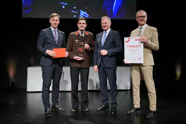 MeinBezirk OÖ-Chefredakteur Thomas Winkler, Florian-Sonderpreisträger "Jung und Engagiert" Michael Greiner aus Gmunden, Landeshauptmann Thomas Stelzer und OÖ-Versicherung-Generaldirektor Othmar Nagl (v. l.) | Foto: Land OÖ/Peter Christian Mayr