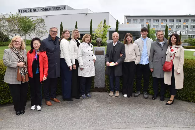 Hannes Steiger mit seiner Familie, Botschafterin Christina Freilinger und Ling Xiang Wurzinger | Foto: Michael Strini