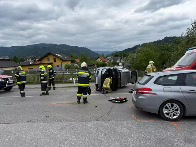 Die Freiwillige Feuerwehr Hadersdorf wurde zu einem Verkehrsunfall mit einer eingeklemmten Person alarmiert. | Foto: FF Hadersdorf