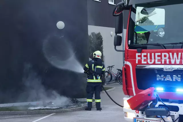 Brand vor McDonald's Restaurant in der Welser Pernau, wo im Eingangsbereich ein Abfallbehälter zu brennen begann. | Foto: laumat.at
