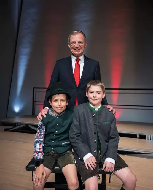 LH Thomas Stelzer mit Simeon Pölzleitner und Armin Berkenhoff, die beim lebensrettenden Einsatz im Hallstätter See mitgeholfen haben. | Foto: Land OÖ/Max Mayrhofer
