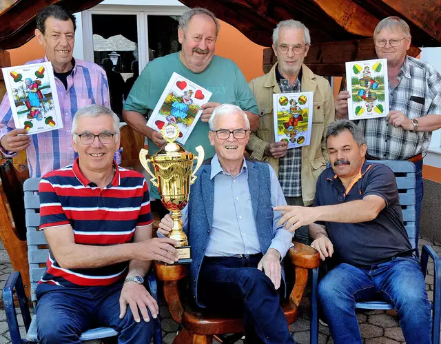 Sitzend: Josef Schadenhofer, Herbert Schmid und Wirt Willi Greßl
Stehend: Willi Steiner, Franz Gruber, Harald Rameis und Kapitän Manfred Waimmerl | Foto: Franz Crepaz