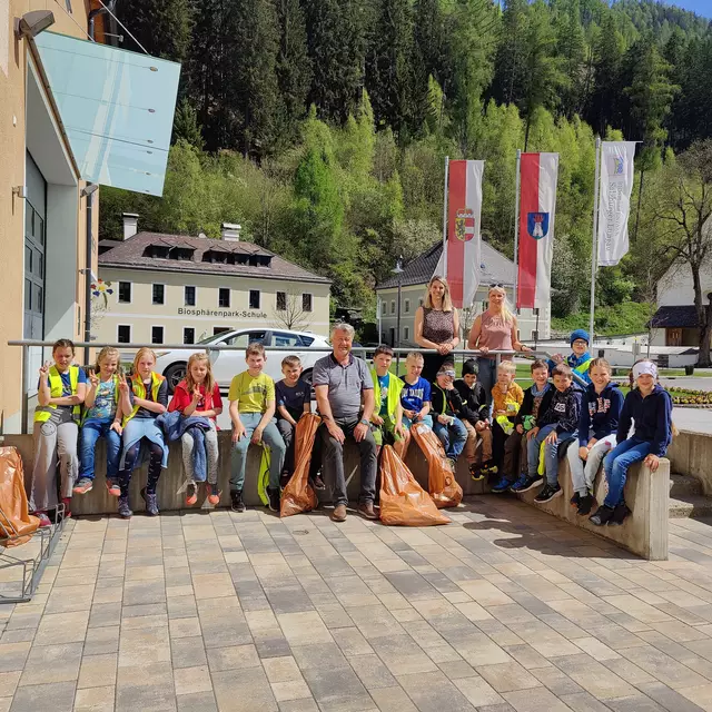 Die Kinder der Volksschule Thomatal beim Flurreinigen | Foto: Brigitte Schiefer-Moser