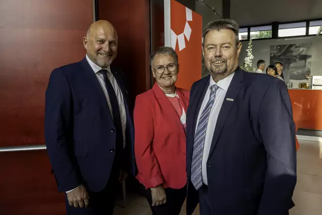 Bezirkshauptmann Urfahr-Umgebung Ferdinand Watschinger (li.) mit dem "Hausherrn" Herbert Fürst, Bürgermeister von Engerwitzdorf und seiner Gattin. | Foto: MeinBezirk OÖ/Pils