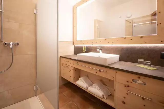 Egal für welches der extragroßen und bequemen Zirbenzimmer Sie sich entscheiden, bei uns liegen Sie immer goldrichtig!