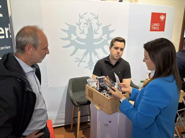 WK-Obmann Christian Strigl (li) und LR Astrid Mair am Informationsstand des Landes. Auch das Land Tirol war beim Berufsfestival aktiv vertreten.  | Foto: Reichel