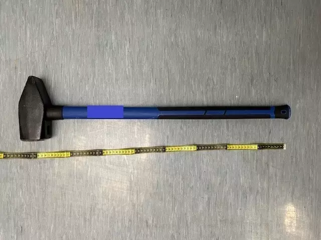 Mit diesem Hammer soll ein 25-Jähriger im März auf ein Polizeiauto eingeschlagen haben. Am Donnerstagmorgen musste er dafür vor Gericht, er wurde zu zwölf Monaten Haft - vier davon unbedingt - verurteilt.  | Foto: LPD Wien