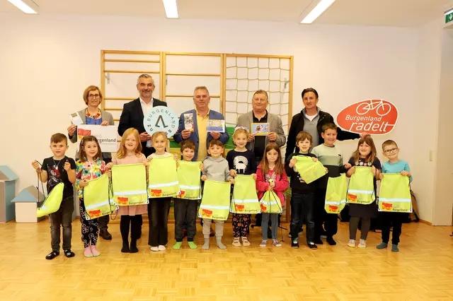 Verkehrslandesrat Heinrich Dorner, Christine Zopf-Renner (Leiterin der Mobilitätszentrale Burgenland) und Bürgermeister Manfred Degendorfer (Weppersdorf) mit Kindergartenkindern in Weppersdorf.  | Foto: Landesmedienservice Bgld.