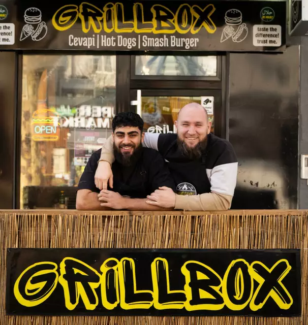 Adam Faiz (l.) und Adnan Hamidović führen gemeinsam die Grillbox auf der Hauptstraße.  | Foto: Grillbox
