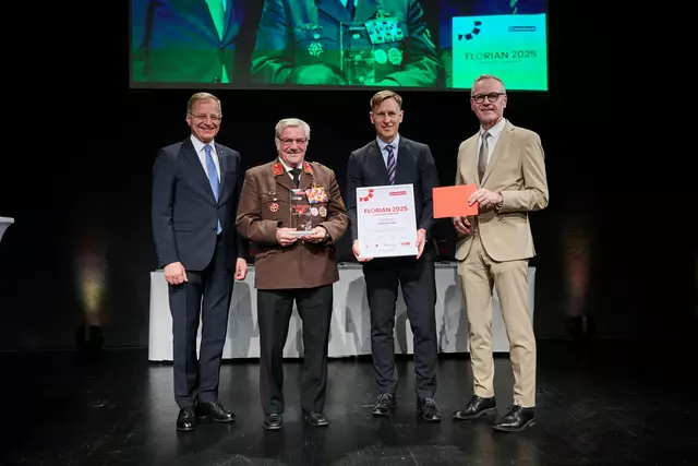 MeinBezirk OÖ-Chefredakteur Thomas Winkler, Florian-Bezirkssieger Ried Franz Danninger, Landeshauptmann Thomas Stelzer und OÖ-Versicherung-Generaldirektor Othmar Nagl (v. l.) | Foto: Land OÖ/Peter Christian Mayr