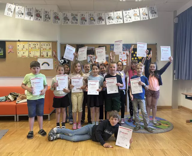 Bezirkstag Jugendrotkreuz 2025. Elisa Kastner, Nadine Hader, Leonie Schartmüller, Leo Haderer, Timo Mutenthaler, Luisa Binder, Sophie Lumetsberger, Fridolin Kloibhofer, Laura Vorwagner, Anna Sophie Eletzhofer, Paul Lindtner, Marlene Müller und Niklas Riegler nahmen mit ihren Gruppen mit Erfolg teil und konnten sich den beachtlichen 5. Platz (Mini Helfi) sichern. Klassenlehrerin Nicole Lumetsberger. 

 | Foto: Lumetsberger