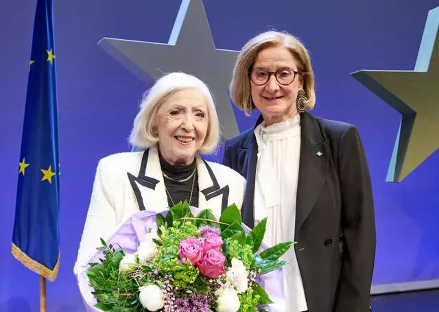 Landeshauptfrau Johanna Mikl-Leitner mit Erika Freeman, die im Alter von zwölf Jahren vor den Nationalsozialisten nach Amerika geflohen ist. | Foto: NLK Pfeiffer