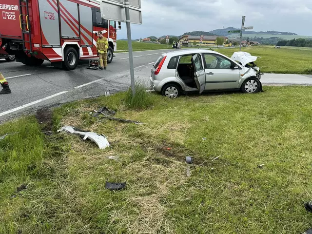 Im Einsatz standen 28 Feuerwehrleute mit drei Fahrzeugen. Zusätzlich waren ein Rettungshubschrauber, das Rote Kreuz, die Polizei sowie der Abschleppdienst vor Ort. | Foto: Freiwillige Feuerwehr Obertrum