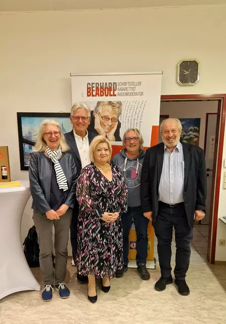 2025 05 Bücherei Felixdorf - Gerhard Blaboll mit dem Veranstalterteam Birgit Gaisch, Sylvia Charvat, Andi Dirnberger und Gemeinderat Martin Hausmann