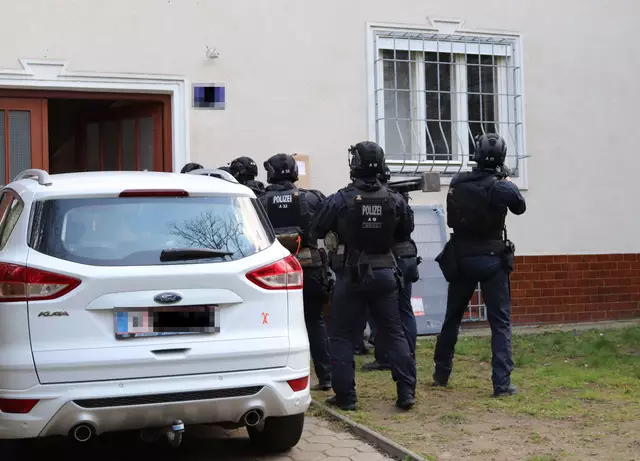 Bei der Razzia in Floridsdorf waren WEGA, das Landeskriminalamt Wien und die Finanzpolizei im Einsatz. | Foto: BMF/Finanzpolizei