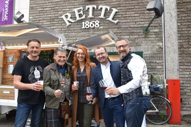 Wimitz-Geschäftsführer Josef Habich, Thomas Rettl, Goldenes Lamm-Betreiberin Nicole Ottacher, Pierre Bechler (Stadtmarketing Villach) und Weingut Sternberg-Chef Alexander Egger (von links) in Feierlaune vorm Rettl-Store Villach. | Foto: MeinBezirk.at