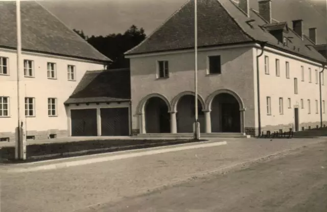 In die repräsentativen Verwaltungsbauten der "Deutschen Erd-&amp;Stein Gmbh" (DEST), der KZ-Steinbrüche der SS, zogen nach dem Krieg Familien ein. | Foto: Heimatverein St. Georgen/Fotorepro Eckhart Herbe