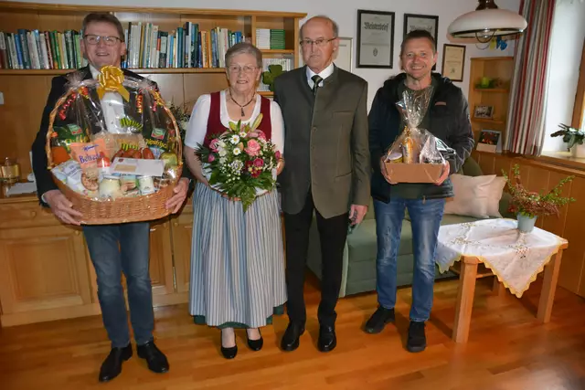 Gemeinde und Pfarre gratulierten ebenfalls dem goldenen Jubelpaar. | Foto: zVg