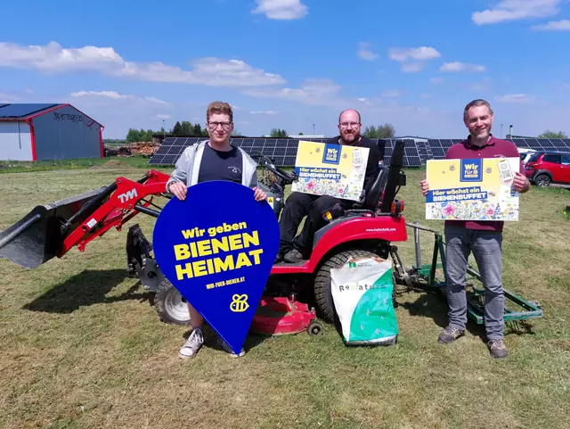 Philipp Hartinger, Christoph Pölz und Betreuer Gerhard Vondrka nach dem Aussäen der „Bienenwiese“ | Foto: Caritas Recycling Vitis