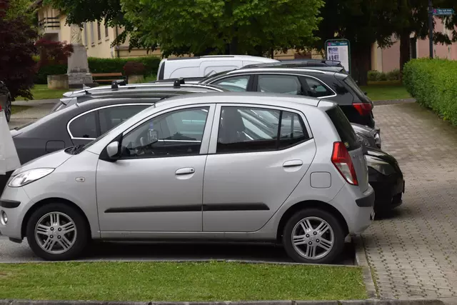 In manchen Bereichen der Stadt sind die Parkplätze voll. | Foto: Michael Strini