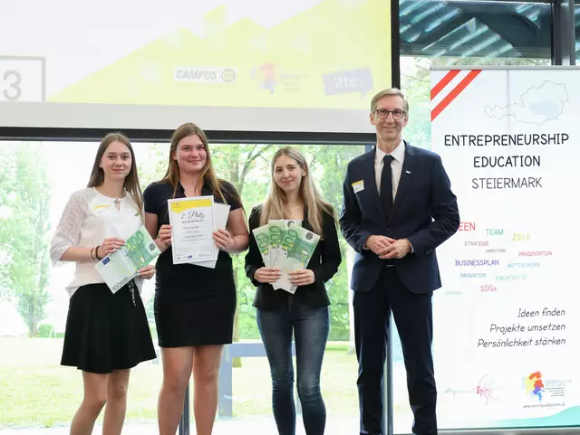 Das Team Home Nails der BHAK Eisenerz um Angie Fröschl, Lena Riegler und Stefanie Ganser konnte die Jury mit ihrem Pitch und einem fundierten Businessplan überzeugen. | Foto: FH Campus 02