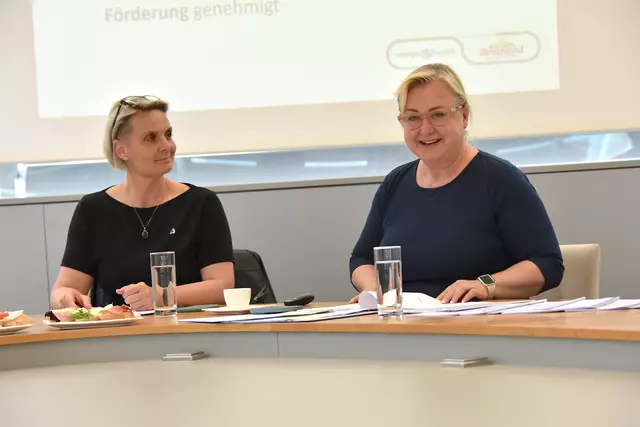 Bettina Bauernhofer (li.) mit Iris Absenger-Helmli nach der der Wahl zur Obmann-Stellvertreterin. | Foto: MeinBezirk