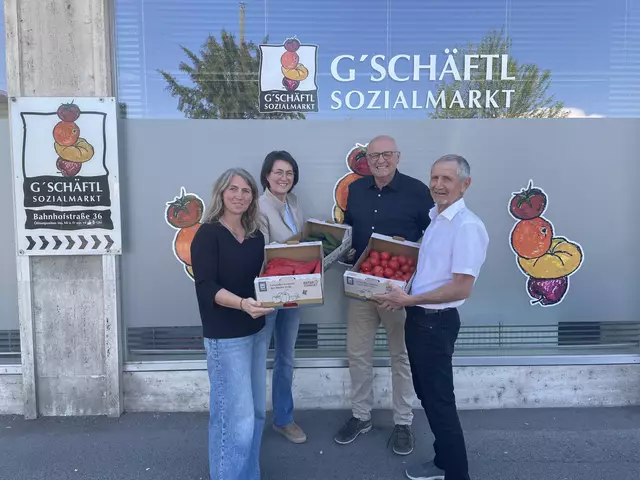 Kornelia Zauner (Ried), Bürgermeisterin Margot Zahrer (Eitzing), Christoph Wiesner (Sozialmarkt) und Günter Oberndorfer (Mehrnbach). | Foto: Günter Oberndorfer