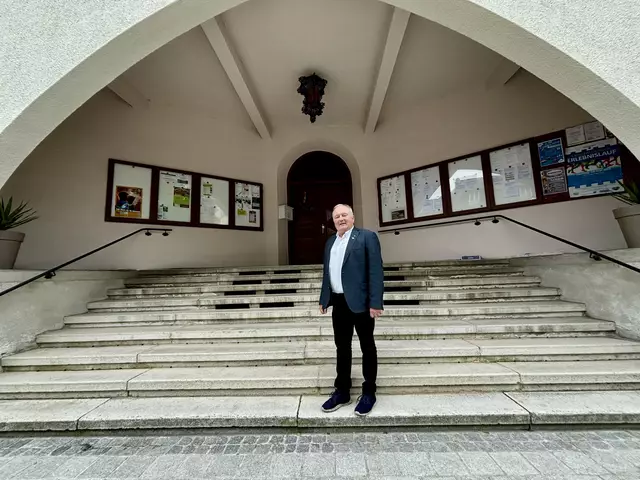 Langenwangs Bürgermeister Rudolf Hofbauer auf der imposanten Stiege zum Rathaus.  | Foto: Koidl