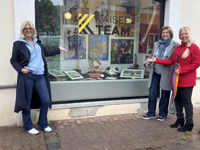 Entlang der Hauptstraße kann man Künstler aus der Region kennenlernen. Mit einer Visitenkarte im Geschäft wird auch gleich der Kontakt hergestellt. | Foto: Marlene Trenker