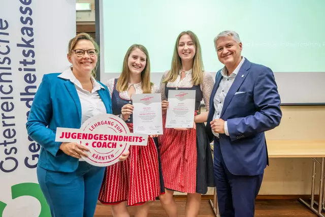 Auszeichnung für die Schülerinnen der HLW Spittal
Absolventinnen des Lehrgangs zum Jugendgesundheits-Coach 2025

v.l.n.r. Fachvorständin und Projektbegleiterin Eva-Maria Scherzer, Enya Pucher (3AHW), Lena Roth (3AHW), Direktor Adolf Lackner | Foto: ©APA-Fotoservice/Fessl  bzw. HLW Spittal/Medienteam