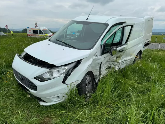 Beide Fahrzeuge wurden bei dem Unfall beschädigt. | Foto: Freiwillige Feuerwehr Obertrum