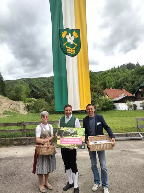 Verteilaktion der Rasensamensackerl bei der Florianifeier: Geschäftsführende Gemeinderätin Maria Grundbek, Bürgermeister Hannes Gaupmann und Gemeinderat Gerald Hartan. | Foto: Gemeinde Kleinzell