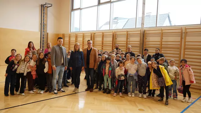 Schülerinnen, Schüler, Lehrerinnen und Lehrer mit Schuldirektor Manuel Kohlbacher (vorne links), der EU-Abgeordneten Elisabeth Grossmann (vorne mittig) und Bürgermeister Helmut Linhart (vorne rechts) | Foto: Schrapf