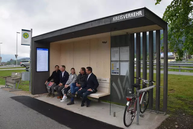 Neue Bushaltestelle als Markenzeichen: Die Haltestelle „Söll Kreisverkehr“ ist der Prototyp eines Systems, das künftig an bis zu zwanzig weiteren Standorten in der Region umgesetzt werden soll.  | Foto: Barbara Fluckinger