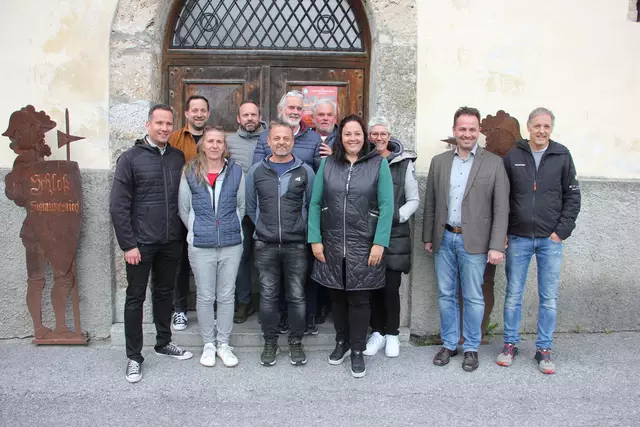 Die Verantwortlichen und ein Teil des Ensembles des Freilichtstücks "1945- Widerstand Alpenfestung" freuen sich gemeinsam mit Bürgermeister Daniel Patscheider (2.v.r.) und Vizebürgermeister Norbert Burtscher (1.v.r.) auf die Aufführungen im Sommer. | Foto: Schwarz