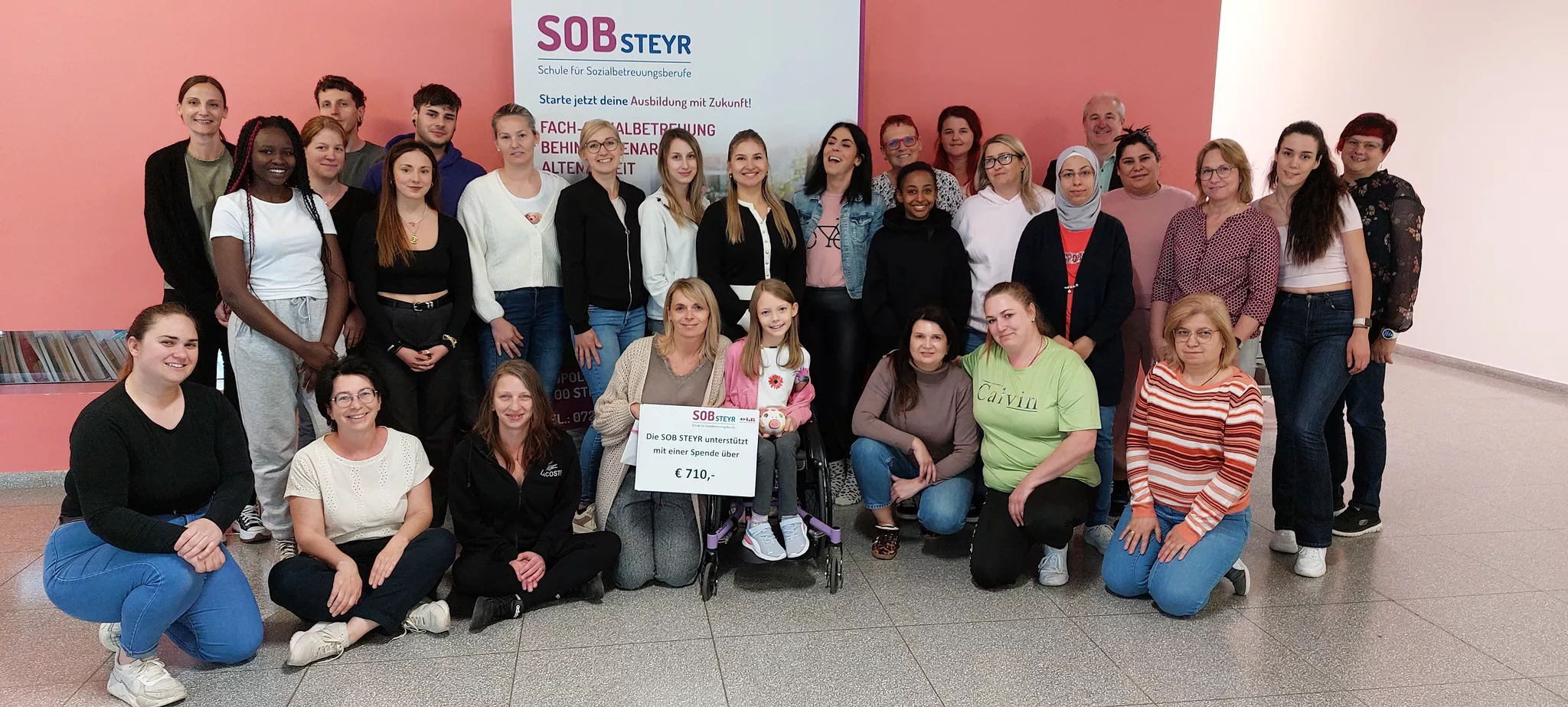 Spenden-bergabe-f-r-eine-Rollstuhl-Zugmaschine