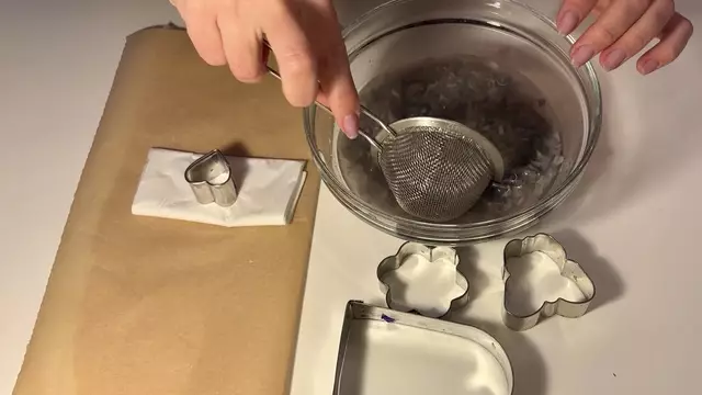 Dann nimmst du deine Form zur Hand, schöpfst den Zeitungs-Matsch aus dem Wasser und kleidest damit deine Form aus. | Foto: ckz